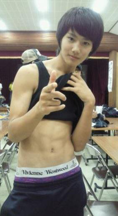 노무라 슈헤이, 탄탄한 복근 과시하며 드러낸 속옷 눈길