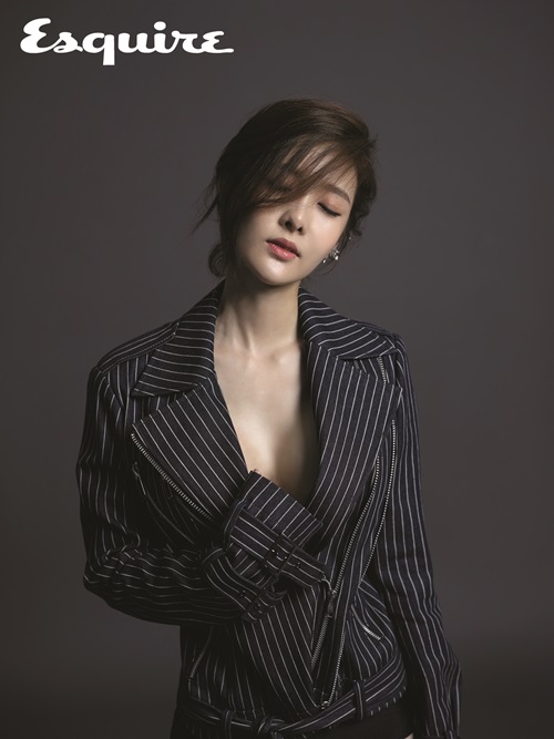 김유리, 속옷 안 입었나? 재킷 하나 달랑 걸치고 치명미 발산