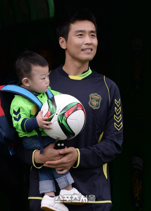 [SS포토] 전북 이동국, 대박이와 안은 채 흐뭇한 아빠 미소~?