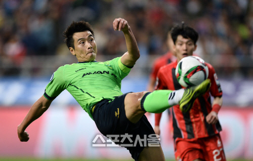 [SS포토]발리슛 시도하는 전북 현대 이동국