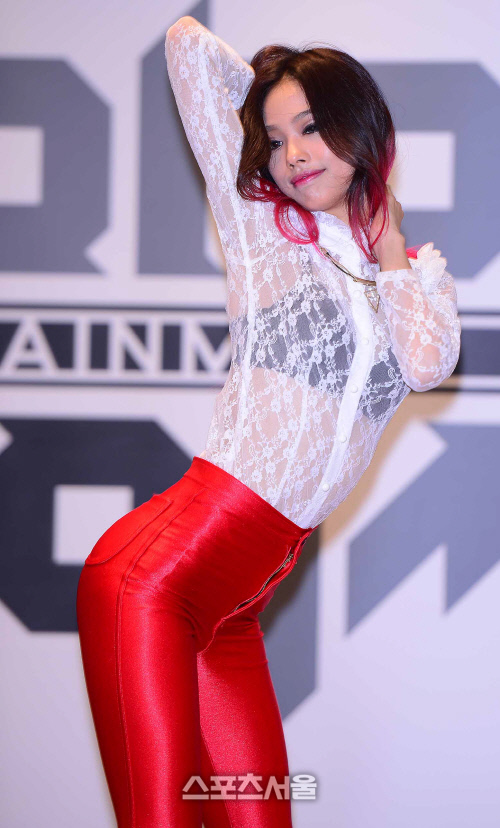 [SS포토]완벽한 S라인을 자랑하는 걸그룹 \'여자여자\' 미소