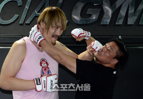 [SS포토]장난기 넘치는 최홍만과 최무배