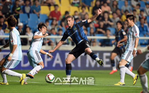 [SS포토]승리가 필요한 인천 케빈의 슛(인천-울산)