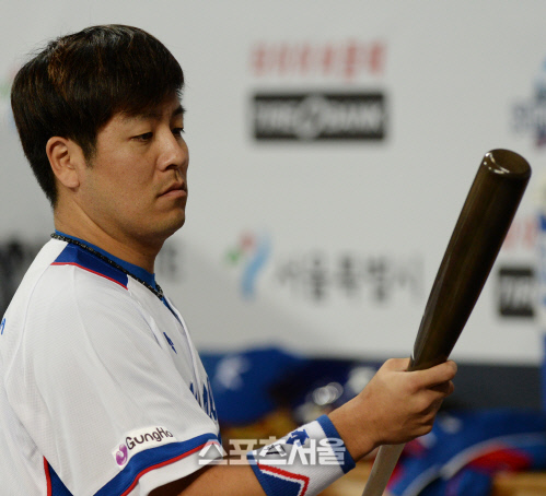 [SS포토] 쿠바전 강민호, 배트 보며 무슨 생각을?