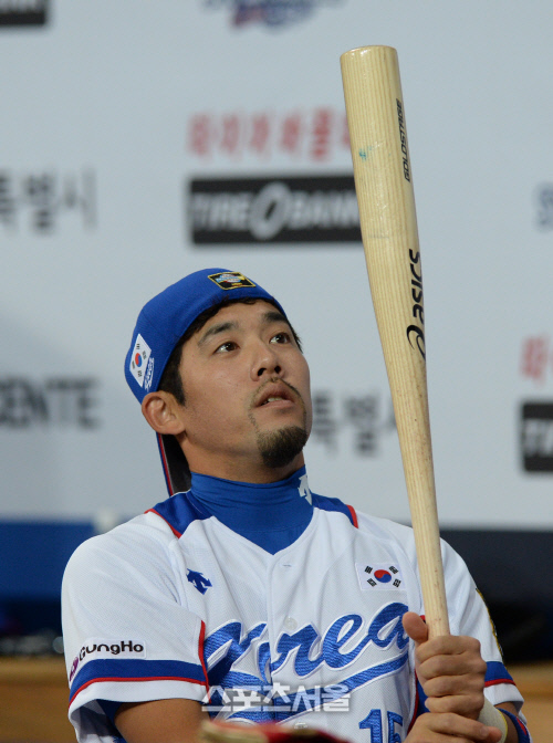 [SS포토] 쿠바전 이용규, 배트에 주문을?