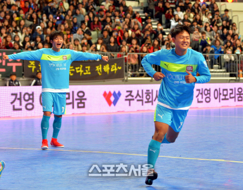 정지원 아나운서에 대시하는 이승우 \'두번이나 돌진\'[SS포토]