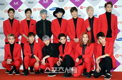 [SS포토] 세븐틴, SBS 가요대전에서 2열 횡대로 인사!