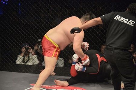 최홍만 경기보다 논란 되고 있는 '비매너'…의식 잃은 상대를 '퍽퍽'