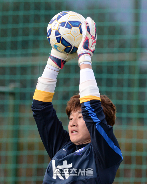 [SS포토] 올림픽대표팀 이창근 골키퍼, 부산의 자존심을 걸고!
