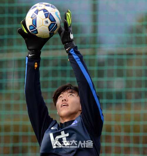 [SS포토] 올림픽대표팀 김형근, 수문장 경쟁 스타트!