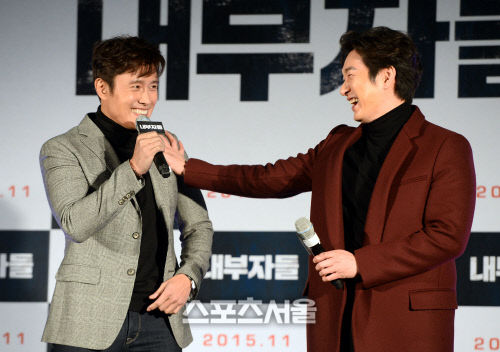 [SS포토]\'봄비\' 열창하며 함박웃음 짓는 이병헌과 조승우