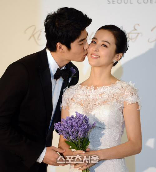[SS포토] 기성용 \'신부에게 뽀뽀\'