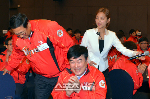 치어리더 강윤이, 감독님 이쪽으로 [SS포토]