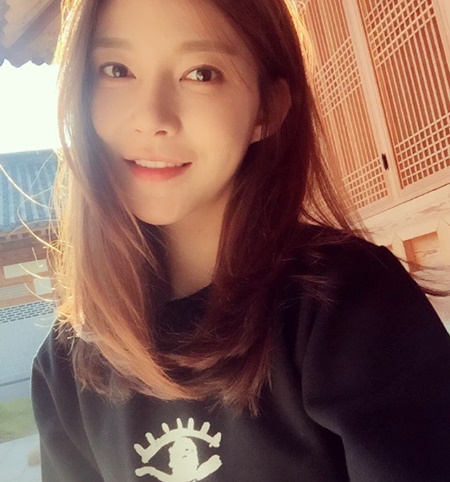 갈색 생머리를 가진 연예인