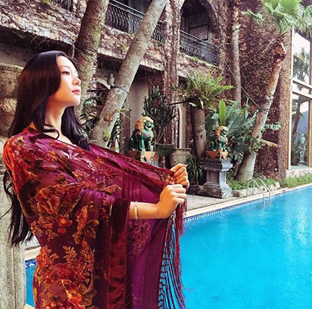 클라라, 사뭇 달라진 분위기? 초호화 수영장 배경으로 도도한 포즈