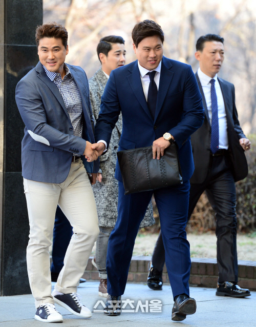 [SS포토] 김현수 결혼식 참석한 류현진