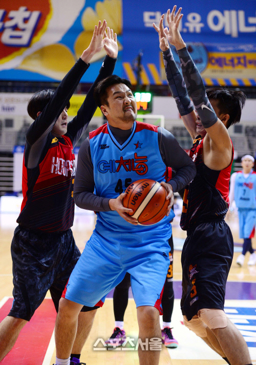 [SS포토]연예인 농구대잔치 김태우, \'이덩치에 몸싸움에 져서는 안되지~\'