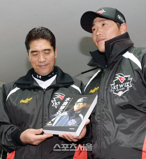 [SS포토] kt 위즈 조범현 감독-박경수 주장, \'수적천석\'의 각오로!