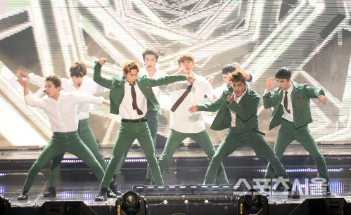 [SS포토]서가대 본상까지 수상하는 엑소(EXO)