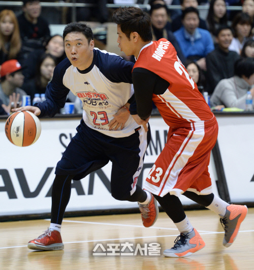 [SS포토] 여자프로농구 올스타전 박영진, 나이를 잊은 드리블~?