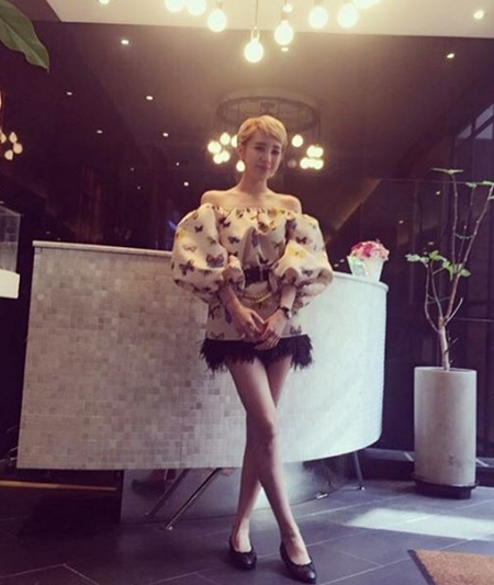 [★SNS] 서인영, 오픈 숄더 드레스 사이로 드러난 '극세사 몸매' 