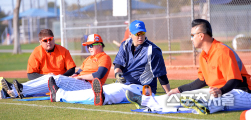 송승준과 이야기하는 이대호[SS포토]