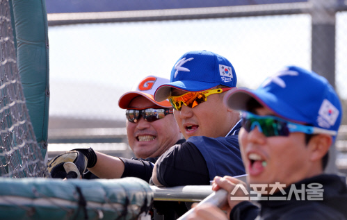 롯데후배들 타격 지켜보는 이대호와 장종훈 코치[SS포토]