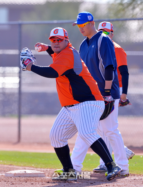 이대호와 함께 수비훈련하는 최준석[SS포토]