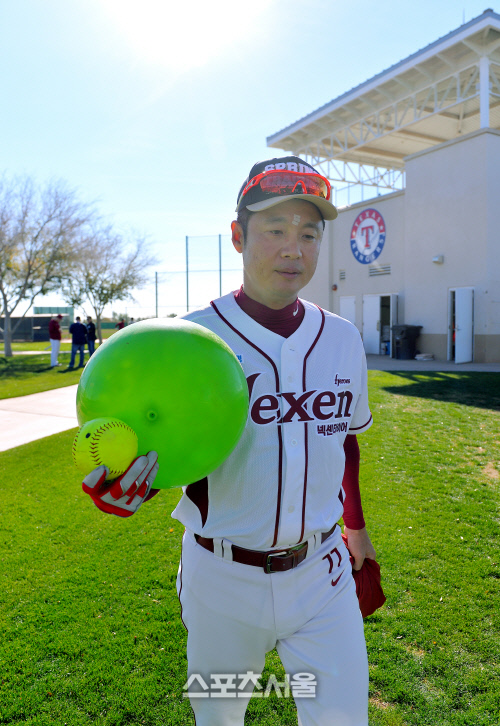 훈련용 대형 공 들고 이동하는 강병식 코치[SS포토]
