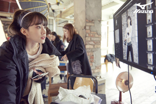 [보도사진] EXID, 화보 촬영장 모습 공개_02_하니