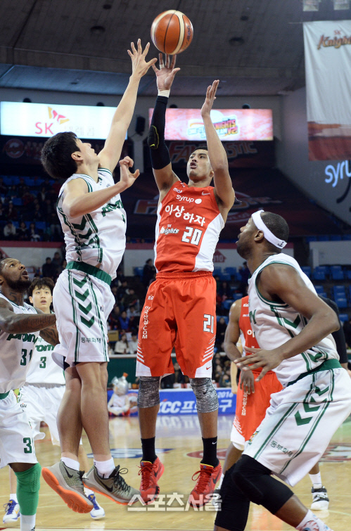 [SS포토]맹활약 펼치는 SK 박승리\'