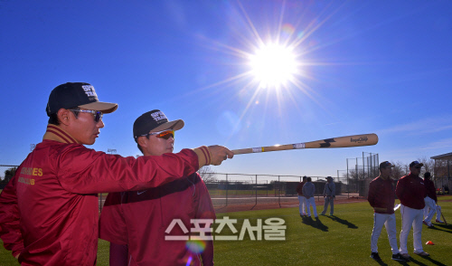 정수성 주루코치와 이야기 나누는 염경엽 감독 \'올시즌 주루가 제일 