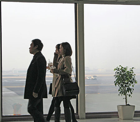 김태희, 공항 직찍마저 화보로 만든 '여신 아우라'