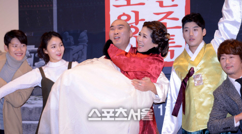 [SS포토]툰드라쇼2 손진영, "황석정 누님이 너무 가벼워~"