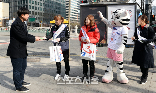 [SS포토]거리로 나온 핸드볼 스타 김온아-박하얀, 임오경 감독