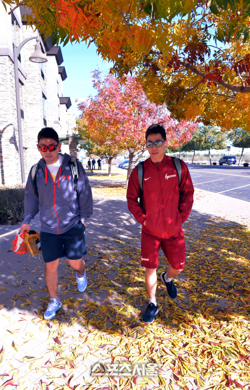 낙엽길 걷는 캡틴 서건창과 유재신 \'단풍놀이 온듯하죠\'[SS포토]