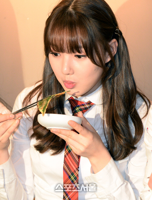 [SS포토]여자친구 예린, \'슬슬 먹어볼까!\'