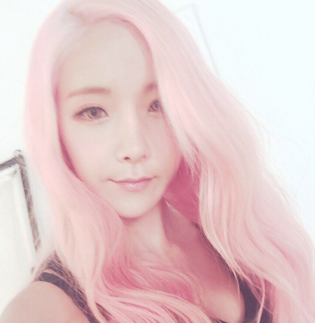 [★SNS] 레인보우 조현영, 점점 더 갸름해지는 브이 라인 '섹시미 UP'