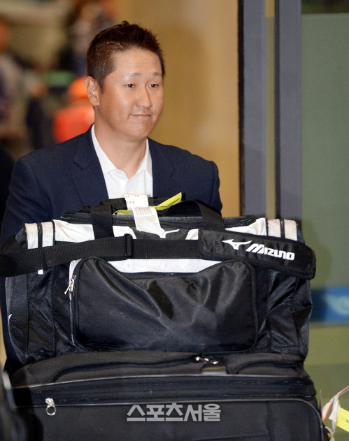 [SS포토] 이대호 귀국, 얼마나 훈련했길래...얼굴이 반쪽?