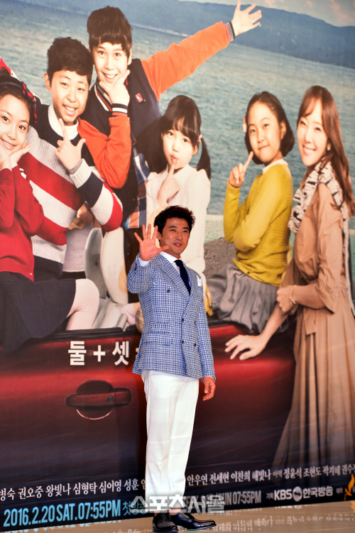 \'아이가 다섯\' 안재욱, 가족사진을 배경으로..[SS포토]