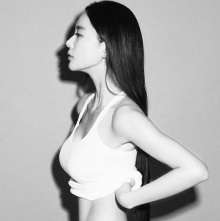 "여전한 섹시美"…클라라, 민소매 티셔츠 사이로 드러난 완벽 S라인