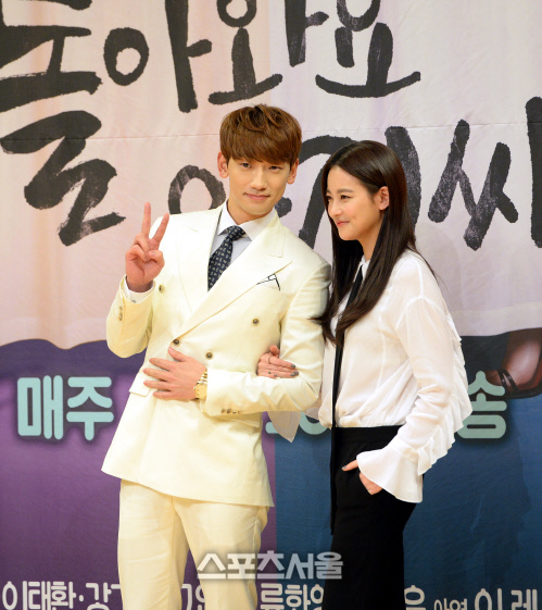 [SS포토] \'돌아와요 아저시\' 정지훈(비), 오연서 팔짱에 으쓱?