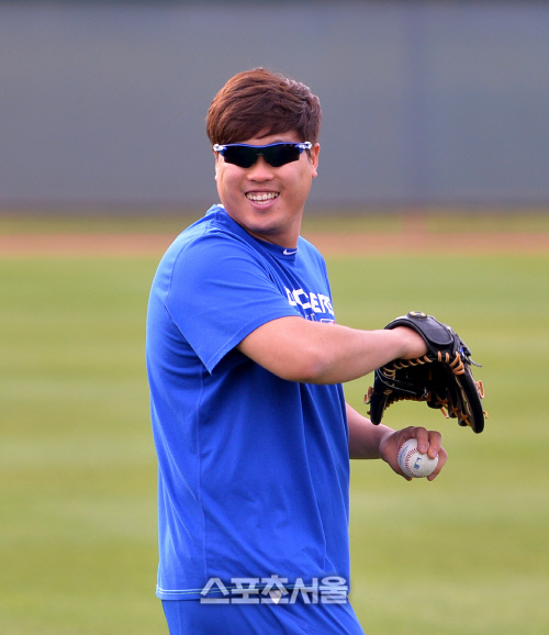 가벼운 피칭 류현진, LG선수들에 미소꽃[SS포토]