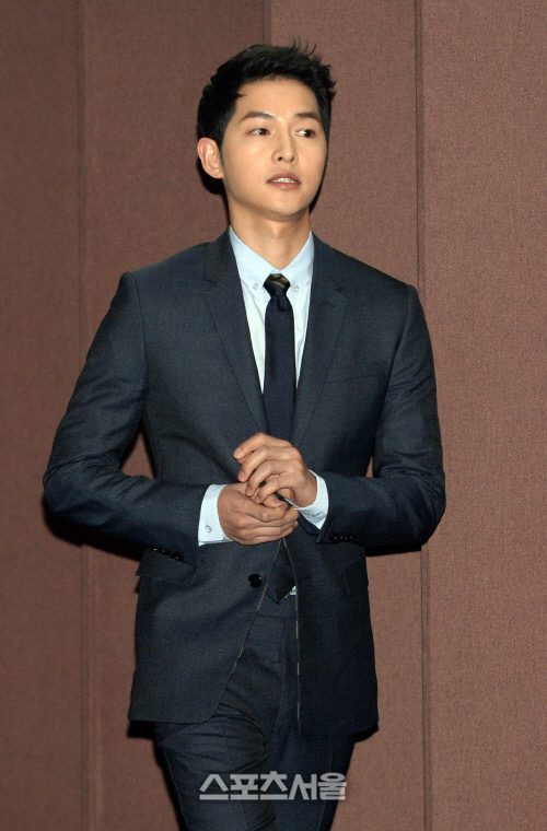 [SS포토]옷 매무새 매만지며 입장하는 송중기