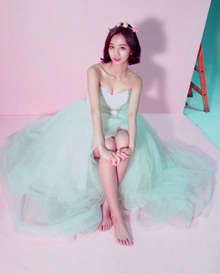 [★SNS] '덕선이 어딨니?'…혜리, 웨딩드레스 입고 섹시미 발산 