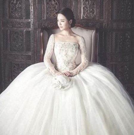 신고은, 웨딩드레스 입고 화사한 여신 포스 '잘록한 허리+가녀린 어깨'