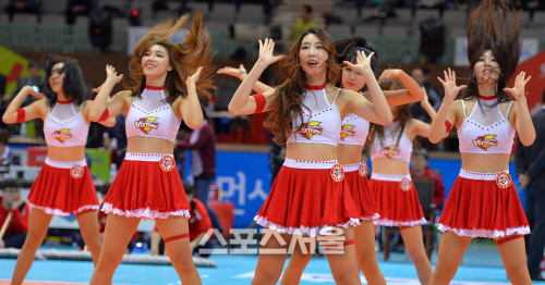 덤앤더머 안무펼치는 치어리더, 경기