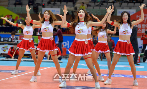 덤앤더머 안무펼치는 치어리더, 겨울은 잊자구요![SS포토]