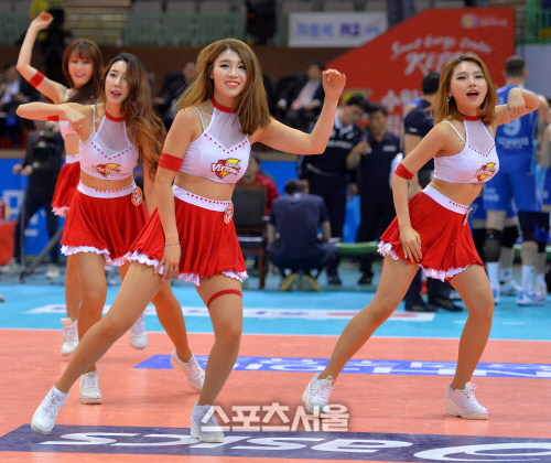 수줍은 미소 한전 치어리더, 역전승 기대해보아요![SS포토]
