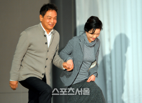 14년만에 복귀한 원미경, 남편과 즐거운 외출 미소[SS포토]